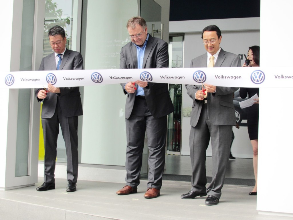 L-R: Mr Cheng Seng Fook, MD of FA Wagen Sdn Bhd; Mr Armin Keller, MD of Volkswagen Group Malaysia; Mr Aqil Amad Azizuddin, Chairman of Federal Auto Holdings Bhd