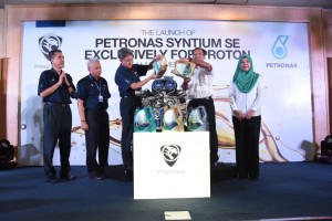 Dato’ Ahmad Fuaad Kenali, CEO of PROTON, and En. Zubair Abdul Razak, CEO of PETRONAS Lubricants Marketing pouring the new oil into an engine