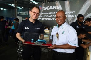 L-R: Thor Brendan, Services Director, Scania SEA presenting a memento to Dato’ Mohd Ibrahimnuddin Yunos CEO of Petronas Dagangan Berhad who officiated the Petronas FM Drive 2018