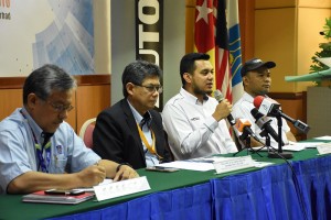 L-R: Ir. Dr. Mohamad Jamil Bin Sulaiman, Vice President, SIRIM Industrial Research, SIRIM Berhad; YBhg. Prof Ir. Dr. Ahmad Fadzil Mohamad Hani, President & Group Chief Executive, SIRIM Berhad; YBhg Dato’ SM Azli SM Nasimuddin Kamal, Executive Director, Go Auto Group; En Wan Ahmad Wan Omar, Executive Director, Go Auto Group.