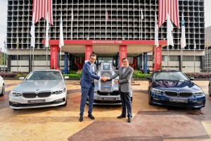 L-R: Harald Hoelzl, MD & CEO of BMW Group Malaysia and TNB's Chief Corporate Officer Datuk Wira Roslan Ab Roslan