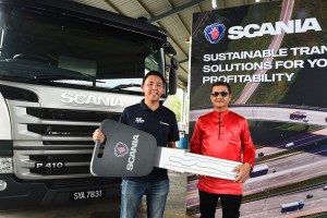 L-R: Scania Credit Malaysia Sales Manager Anson Chua with Kotamas Oil Sdn Bhd Director Datuk Rays Rustan
