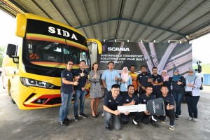 Scania Southeast Asia Managing Director Marie Sjödin Enström officially handing over buses to Syarikat Pengangkutan Bandar Raya Kinabalu Director Encik Sapni Sapena and team 