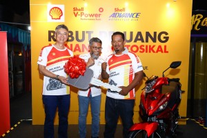 L-R: Datuk Iain, Shairan & Mohd Nazeri with the bike he won.