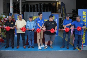 L-R: Brigadier General Haji Mislan bin Anuar; YB Tuan Mohd Sany bin Hamzan, MP Templer; Professor Dr. Ibrahim bin Hashim; Loh Chee Hoe, Co-owner of SDGR; Iskandar bin Zabani, co-owner; Ben Hoge, Managing Director of Goodyear Malaysia Berhad; and Chee Lip Choon, Goodyear Malaysia Sales Director, officially launch the new SDGR outlet.