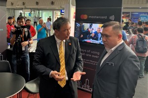 Perry Ong, Country Manager, Malaysia and Brunei, Mastercard (left) highlights the importance of contactless payments to develop a cashless society and smart city in Malaysia to YB Tuan Anthony Loke Siew Fook, Minister of Transport, Malaysia, at the Mastercard showcase. 