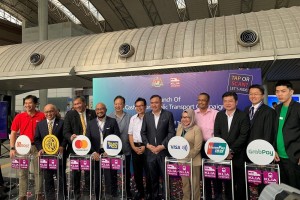 YB Tuan Anthony Loke with the partners of the Go Cashless On Public Transport campaign, and its organizer Express Rail Link Sdn Bhd.