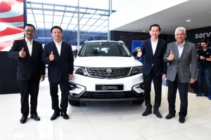 L-R: Mr Tan Tino, CEO of Ming Heng Motor Sdn Bhd; Dr Li Chunrong, CEO of PROTON; Datuk Walter Loh, Chairman of Ming Heng Motor Sdn Bhd; Dato’ Radzaif Mohamed, DCEO of PROTON.