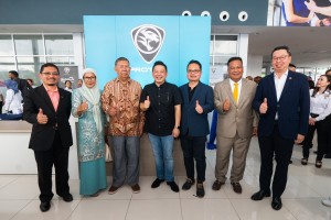 Management of Shirba Auto World and PROTON with guests