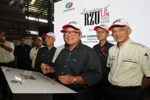 Dato' Zainal Abidin Ahmad signs a plaque to officiate the new stamping machine. On his right is Mr Masanori Takahashi; on his left are Datuk Shigeharu Toda and Datuk Ahmad Suhaimi Hashim.