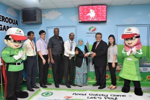 Perodua President & CEO Dato' Zainal Abidin Ahmad presented a pulse oximeter to Selayang Hospital Deputy Director 2 Pn Nik Nor Aniza Nik Mohd Zain, witnessed by Selayang Hospital Paediatric Ward Head Dr Selva Kumar (on her right) and management of Selayang Hospital and Perodua.