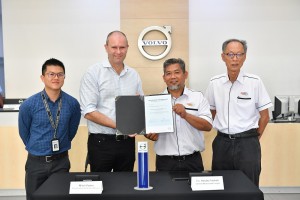 L-R: Tan Kah Fai, Service Agreement Manager, Volvo Malaysia Sdn Bhd; Mitch Peden; Mohd Hasdey Bin Yaakob; and Hamdan Ab Razak at the signing of the Gold Service Agreement.