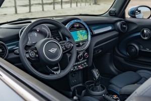 MINI Convertible Sidewalk Edition_Interior_Steering Wheel_Dashboard_MINI Visual Boost