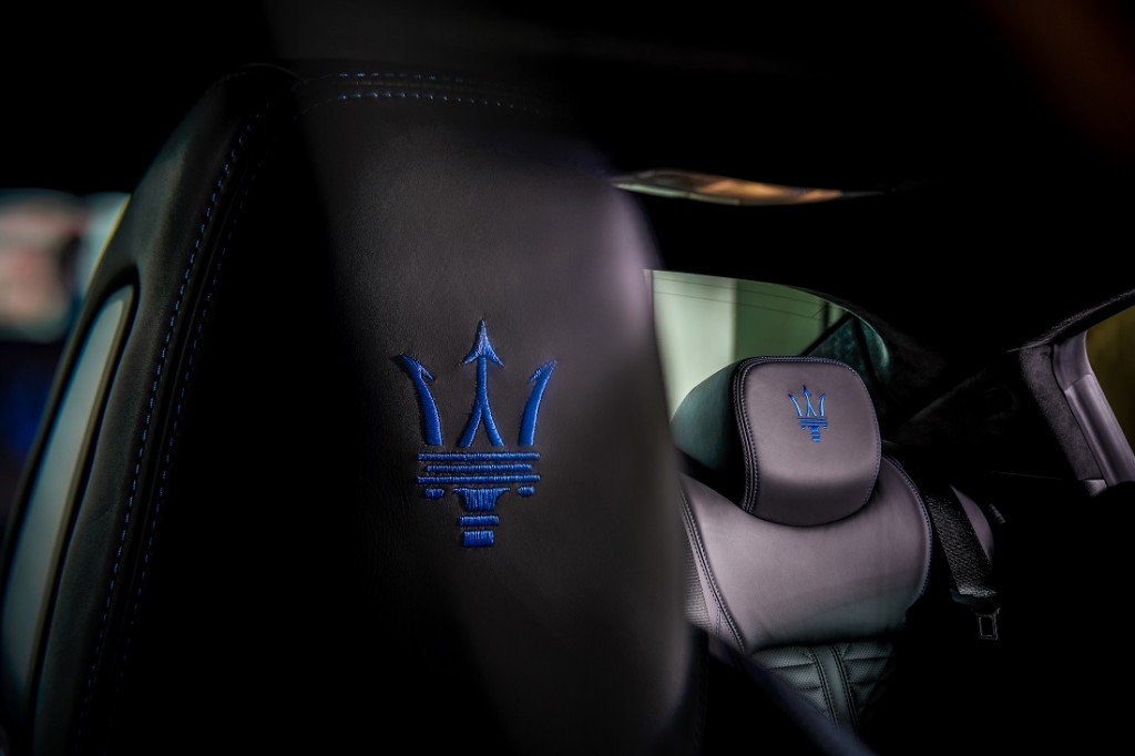 Maserati_Ghibli Hybrid_Headrests_Contrasting Dark Blue Stitching Embroidery