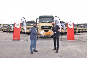 MAN Malaysia CEO, Andrew O'Brooks, presenting a scale model to FGV Transport Services CEO, Mohd Jainal Hj Ismail at the handover.