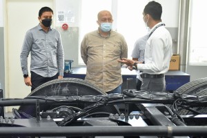 Tuan Haji Mohd Kaharuddin bin Salleh (centre), President of Persatuan Pengusaha Bas Ekspress Melayu Semenanjung Malaysia (PEMBAWA) & (left) En. Wan Mohd Iskandar Bin Salleh, Managing Director of Sani at the event.