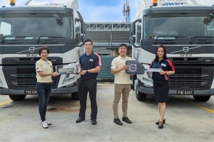 L-R: Amanda Ng, Vice President of Sales, Marketing and Logistics, Volvo Malaysia Sdn Bhd; Loo Yong Hui, Group Chief Executive Officer, Swift Haulage Berhad; Yee Chun Han, National Sales Manager, Volvo Malaysia Sdn Bhd; Tracy Neoh, Executive Director (Northern Region), Swift Haulage Berhad.