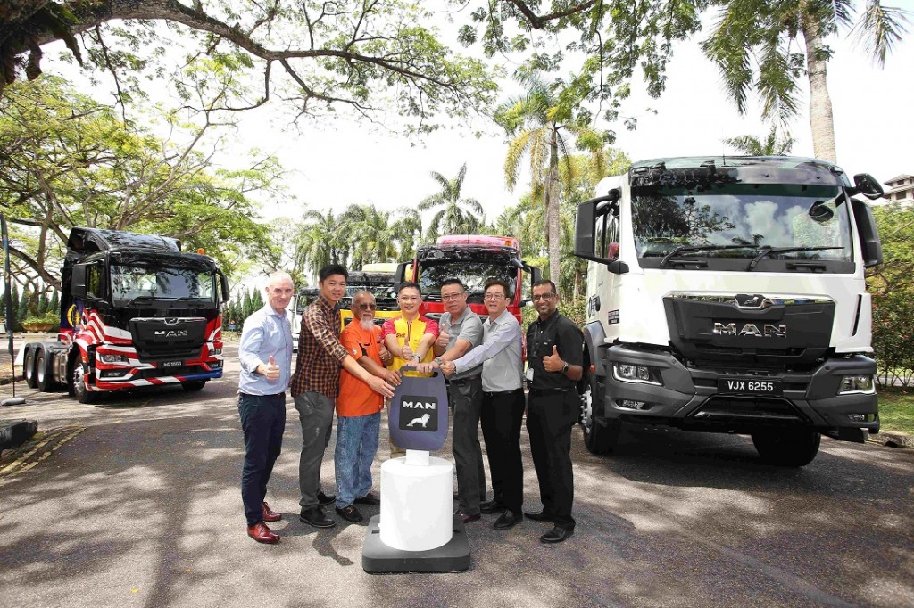 MAN Malaysia MD Andrew O'Brooks and GM Thayalan Subramaniam_Customers