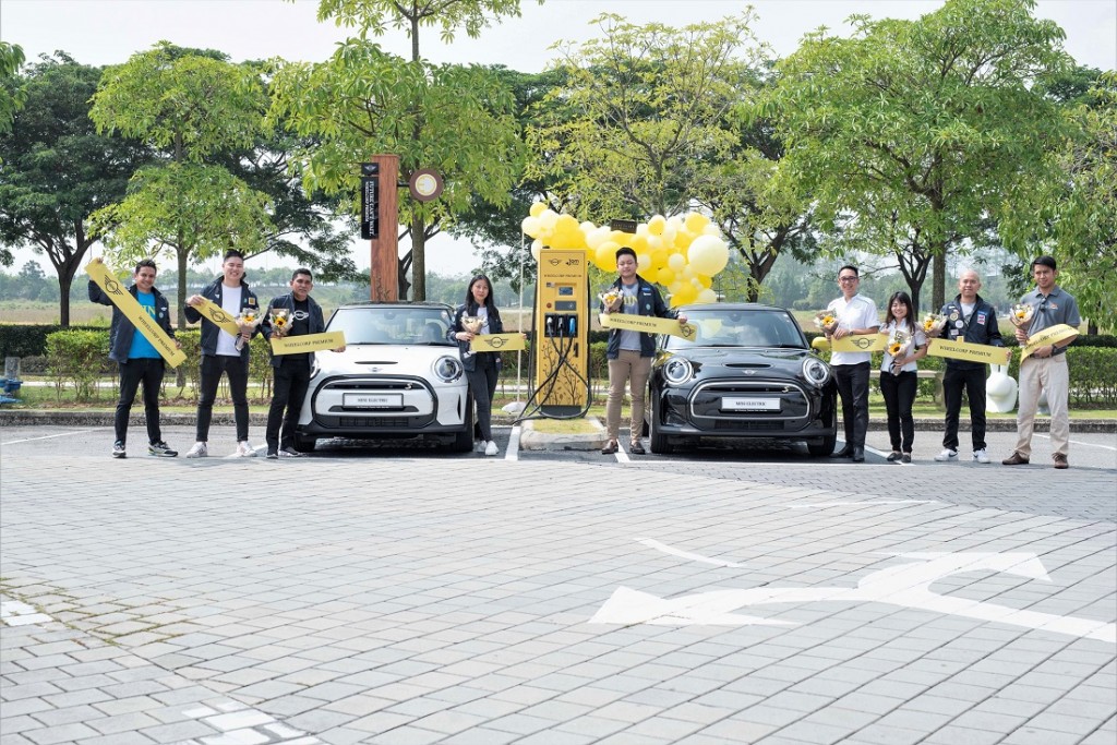 L-R: Farizz Wafa Salvador, MINI Sales Advisor of Wheelcorp Premium Setia Alam; Wong Jie Wei, Marketing Manager of MINI Malaysia; Michael John, Head of MINI Wheelcorp Premium; Linnet Yew, Head of MINI Malaysia; Jayden Liew, Managing Director of Wheelcorp Premium; Dr. Taufik, Project Director or JomCharge; Max Leong Yew Mun, Assistant General Manager of Eco Sanctuary; Cynthney Tan, Senior Manager of Retail Development of Eco Sanctuary; Calvin Chung, Assistant Sales Manager of MINI Malaysia.