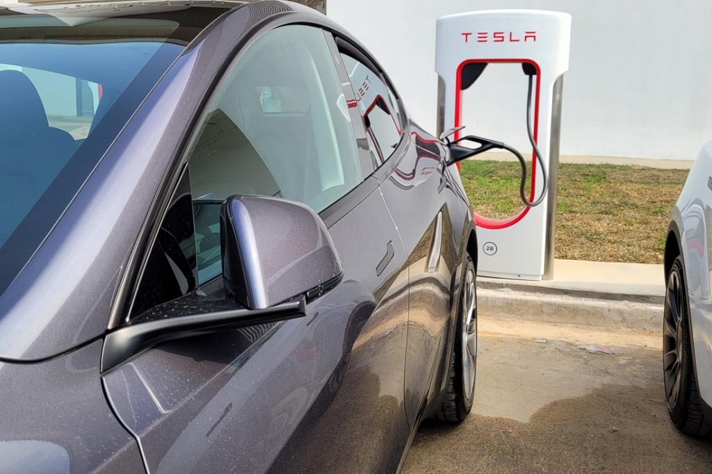 Tesla_Model 3_Supercharger