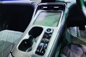 Chery Tiggo 8 PHEV CSH_Centre Console_Wireless Charger_EV_Hybrid Mode