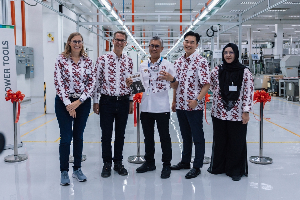 L-R: Sandra Donneau, Commercial Managing Director, Bosch Power Tools Manufacturing Plant & Engineering Centre, Penang; Matthias Blohm, Managing Director, Bosch Power Tools Manufacturing Plant & Engineering Centre, Penang; YB Senator Datuk Seri Utama Tengku Zafrul Tengku Abdul Aziz, Minister of Investment, Trade and Industry; Darren Chan, Managing Director of Bosch and Bosch Rexroth, Malaysia; Dr Norhayati Mohd Yusoff, Country HR Director, Bosch Malaysia at the inauguration of a new production line in Penang.
