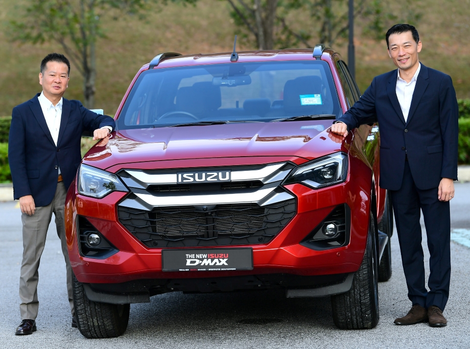 L-R: Yamaguchi-san & Kudo-san with the D-Max