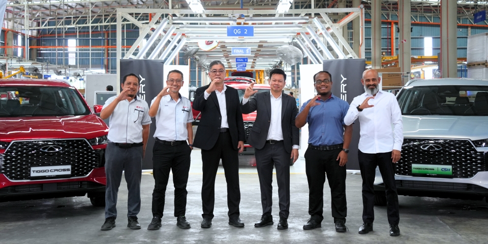 L-R: Mohd Khirol Mohd Azim, Head of Chery Production Plant, Inokom Corporation; Naufal Tan Soon Chiang, Chief Operating Officer, Complete Knocked Down Operations, Inokom Corporation; Sui Keng Huat, Managing Director of Inokom Corporation; Michael Chew, Vice President of Chery Malaysia; Mohd Aimanuddin Abu Bakar, Deputy Knocked Down Director, Chery Malaysia; Shaik Dawood K.M.S Shaul Hamid, Head of Corporate Strategy, Inokom Corporation.