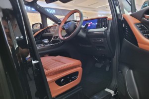 GAC M8_PHEV_Cockpit_Steering