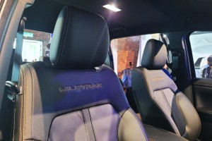 Ford Ranger Wildtrak 3.0 V6_Front Seats_Headrests