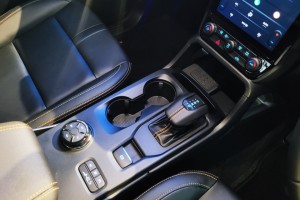 Ford Ranger Wildtrak 3.0 V6_Centre Console_Gear Lever_4WD Drive Modes_Cup Holders