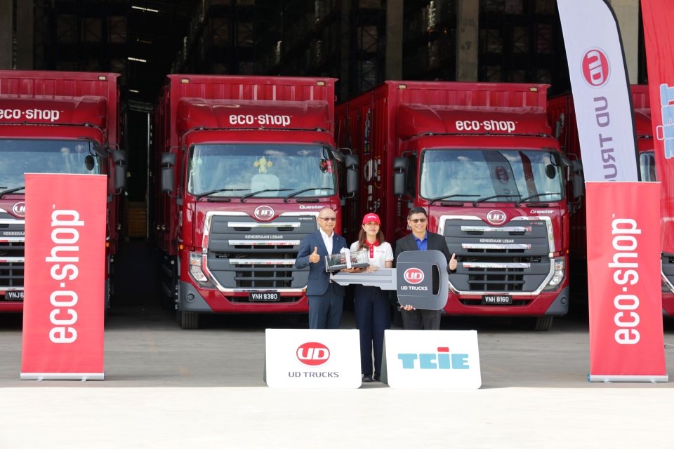 UD Trucks_Keiichiro Ochiai_Jessica Ng_Loh Thim Choy_Eco-Shop_Quester_Croner_Handover